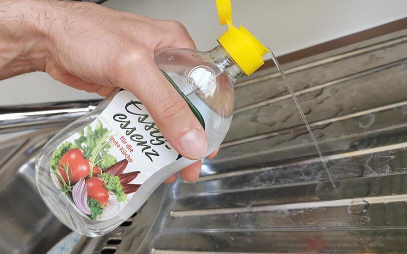 Das wohl bekannteste und beste Mittel gegen Kalk ist Essig. Hierfür eignet sich am besten verdünnte Essigessenz oder auch normaler Essig. Sollten sich die Flecken nicht leicht entfernen lassen, ist es auch möglich, die pure Essigessenz aufzutragen. Doch wie gehen Sie bei hartnäckigen Kalkflecken am besten vor? Das wohl bekannteste und beste Mittel gegen Kalk ist Essig. Hierfür eignet sich am besten verdünnte Essigessenz oder auch normaler Essig. Sollten sich die Flecken nicht leicht entfernen lassen, ist es auch möglich, die pure Essigessenz aufzutragen. Doch wie gehen Sie bei hartnäckigen Kalkflecken am besten vor?