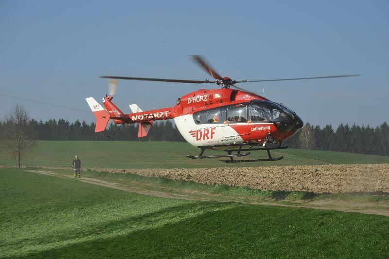 In einer Kurve hat der Zweiradfahrer aus ungeklärten Gründen die Kontrolle über sein Fahrzeug verloren und war gegen einen Baum und anschließend gegen ein Verkehrsschild geprallt. Der Fahrer erlitt schwere Verletzungen am Oberschenkel und musste mit dem Hubschrauber ins Krankenhaus abtransportiert werden.