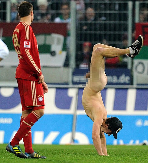 In der Nachpsielzeit sorgte ein Flitzer beim Bayern-Spiel in Augsburg für Furore. Die Bilder