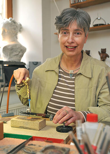 Gabriele Rosin lötet Ringe noch von Hand &ndash; in der Falkenstraße.