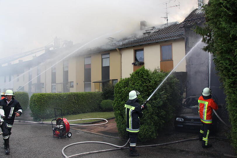 Rauchschwaden in Eiselfing: Ein Wohnhaus steht in Flammen.