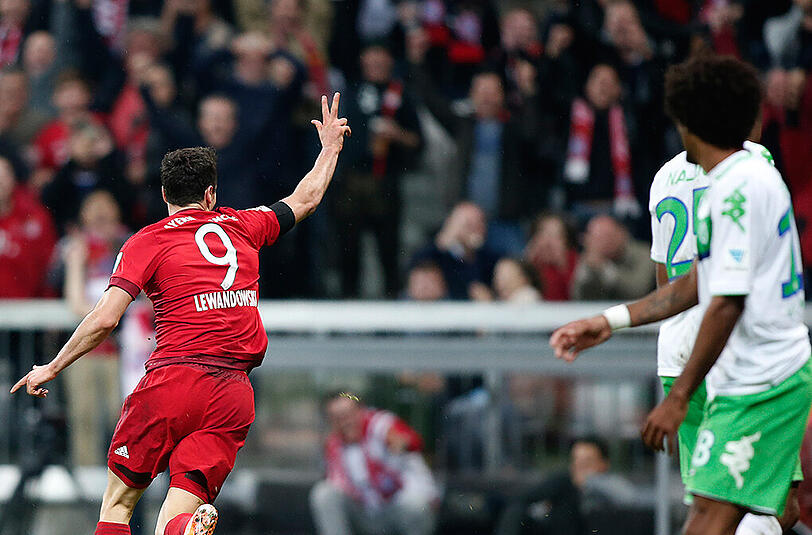 Da dreht er ab: Beobachtet von seinem früheren Mannschaftskollegen Dante bejubelt Bayern-Star Robert Lewandowski einen weiteren Treffer.