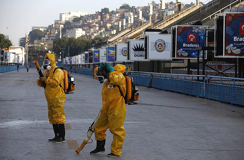 Der berühmte Sambadrome in Rio de Janeiro wird desinfiziert.