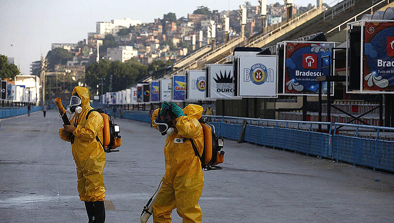 Der berühmte Sambadrome in Rio de Janeiro wird desinfiziert. Der berühmte Sambadrome in Rio de Janeiro wird desinfiziert.