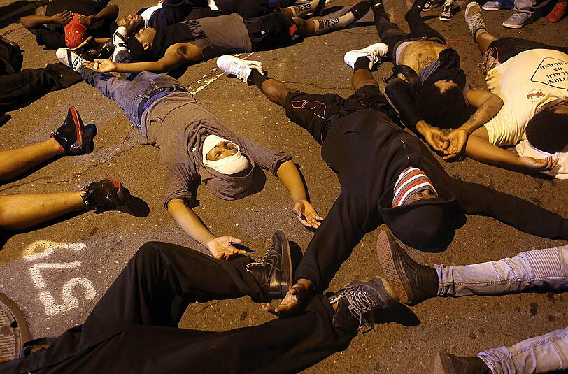 Demonstranten in Charlotte stellen sich tot. Foto: Veasey Conway