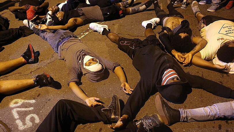 Demonstranten in Charlotte stellen sich tot. Foto: Veasey Conway Demonstranten in Charlotte stellen sich tot. Foto: Veasey Conway