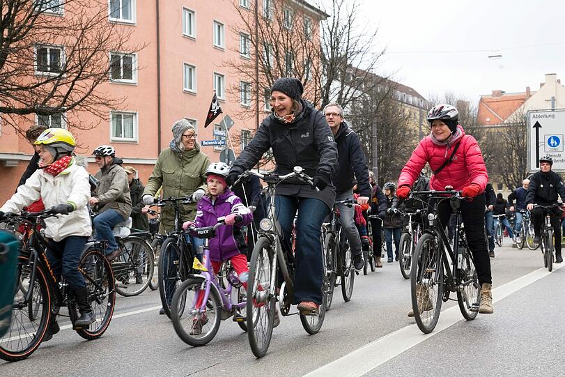 Viele Biker folgten ihr, samt Anhang...