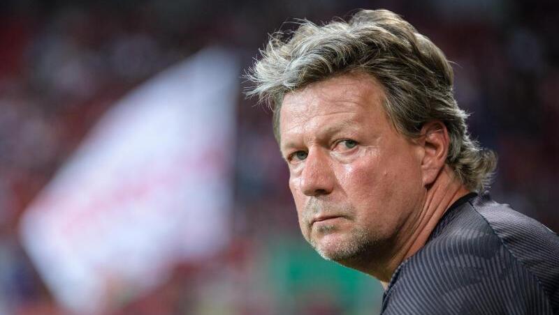 Trainer Jeff Saibene von Ingolstadt sitzt vor Spielbeginn am Spielfeldrand. Foto: Matthias Balk/dpa/Archivbild Trainer Jeff Saibene von Ingolstadt sitzt vor Spielbeginn am Spielfeldrand. Foto: Matthias Balk/dpa/Archivbild