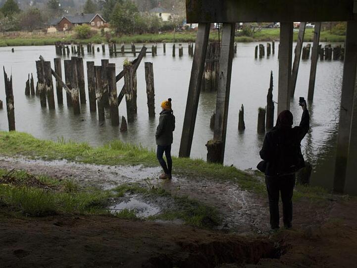 Fans stehen unter der Young Street-Brücke am Fluss Wiskah - hier verbrachte Kurt Cobain viel Zeit.