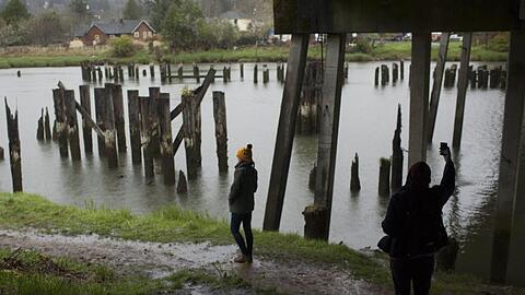 Fans stehen unter der Young Street-Brücke am Fluss Wiskah - hier verbrachte Kurt Cobain viel Zeit.