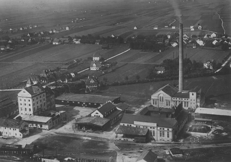 Die Diamaltfabrik mit Suppenwürze (links) in Allach um 1925, das Kesselhaus (rechts) hat noch einen langen Schlot.