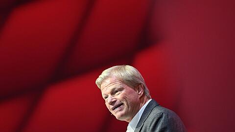 Oliver Kahn spricht.