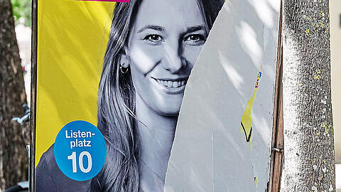 Auch die FDP kommt nicht davon. An diesem Plakat von Jennifer Kaiser-Steiner, Chefin der Münchner FDP, hat jemand Wut ausgelassen.