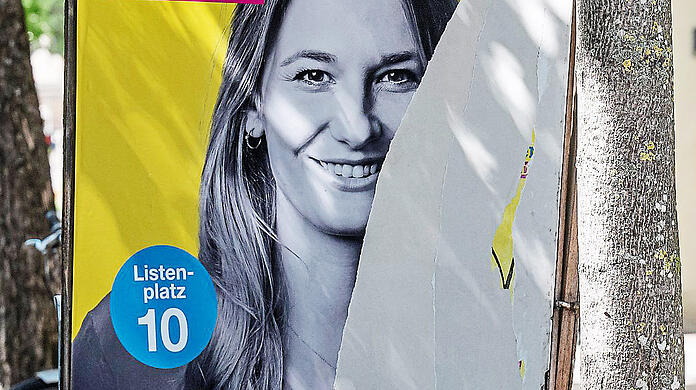 Auch die FDP kommt nicht davon. An diesem Plakat von Jennifer Kaiser-Steiner, Chefin der Münchner FDP, hat jemand Wut ausgelassen.