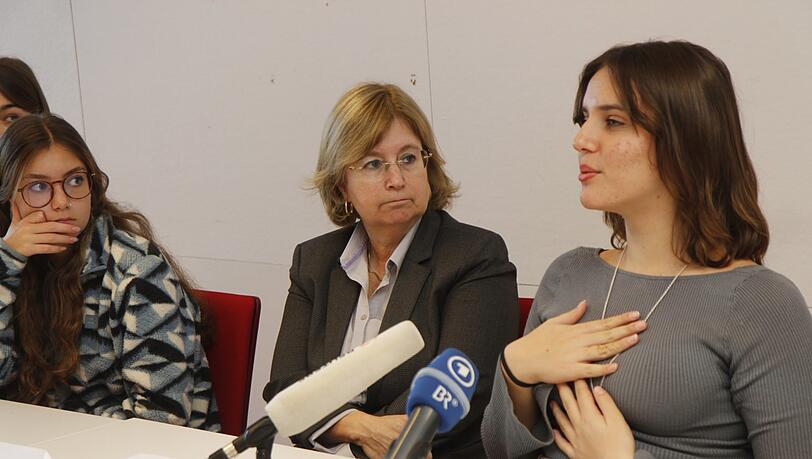 Die israelischen Schülerinnen Ella (li.) und Ori (re.) kamen auf Einladung der israelischen Generalkonsulin Talya Lador-Fresher nach München.