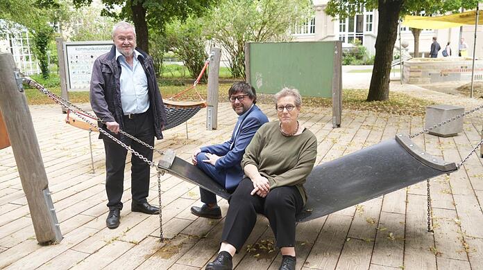 Lothar Köppel (l.) plant inklusive Spielplätze. Die Grünen-Stadträte Sebastian Weisenburger und Sofie Langmeier wollen mehr davon in München.
