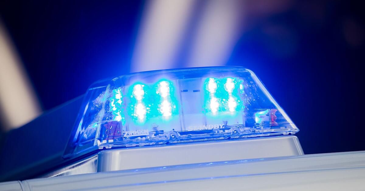 Mann-parkt-gestohlenes-Motorrad-im-Wohnzimmer