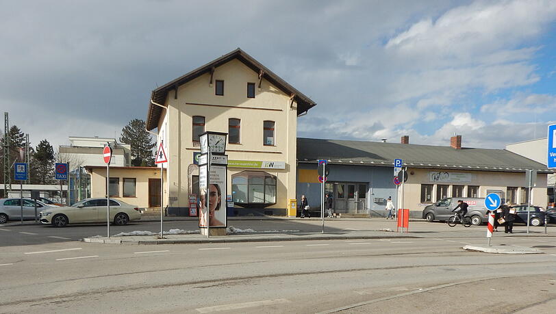 Das Bahnhofsgebäude im Gauting im Würmtal ist um 1900 entstanden. Das Bahnhofsgebäude im Gauting im Würmtal ist um 1900 entstanden.