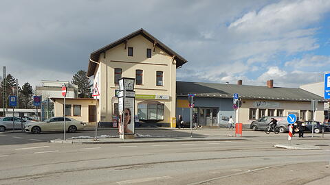 Das Bahnhofsgeb&auml;ude im Gauting im W&uuml;rmtal ist um 1900 entstanden.