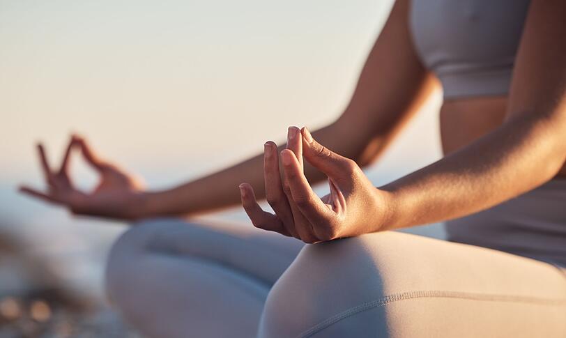 Das tiefe, ruhige Atmen ist ein zentraler Bestandteil des Yoga - nicht nur bei speziellen Atemübungen. Praktisch alle Asanas werden im Rhythmus der Atmung ausgeführt. Wer also regelmäßig Yoga macht, übernimmt diese gesunde Atmung auch im Alltag, was für mehr Ruhe und Kraft sorgt. In hektischen Situationen können Atemtechniken gezielt dabei helfen, Stress abzubauen und die Kontrolle zu behalten. Das tiefe, ruhige Atmen ist ein zentraler Bestandteil des Yoga - nicht nur bei speziellen Atemübungen. Praktisch alle Asanas werden im Rhythmus der Atmung ausgeführt. Wer also regelmäßig Yoga macht, übernimmt diese gesunde Atmung auch im Alltag, was für mehr Ruhe und Kraft sorgt. In hektischen Situationen können Atemtechniken gezielt dabei helfen, Stress abzubauen und die Kontrolle zu behalten.
