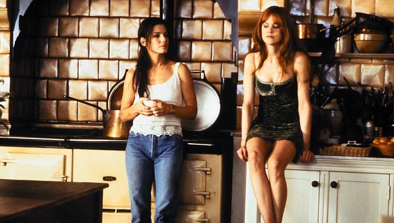 Verflucht bezaubernd: Von der Männerwelt enttäuscht sprach eine Urahnin der Hexenschwestern Sally (Sandra Bullock, links) und Gillian (Nicole Kidman) einen Fluch aus - keiner ihrer Verehrer soll lange leben. Verflucht bezaubernd: Von der Männerwelt enttäuscht sprach eine Urahnin der Hexenschwestern Sally (Sandra Bullock, links) und Gillian (Nicole Kidman) einen Fluch aus - keiner ihrer Verehrer soll lange leben.