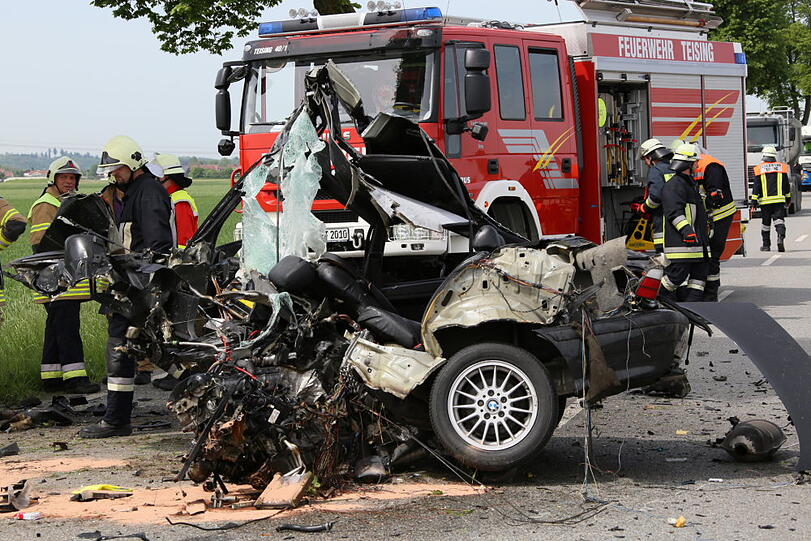 Das Auto ist vollkommen zerstört. Wieso der Fahrer mit seinem Fahrzeug gegen einen Baum prallte, ist bisher noch unklar.