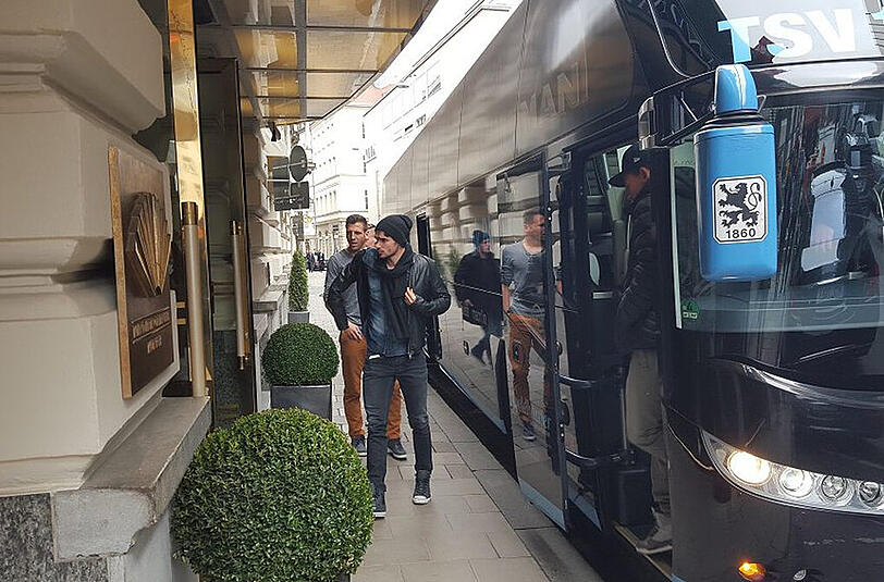 Der Investor lädt zum Mittagessen ein: Am Mittwoch speisten die Löwen um Trainer Benno Möhlmann und Kapitän Christopher Schindler ins Hasan Ismaiks Münchner Stammhotel - dem vornehmen Mandarin Oriental in der Neuturmstraße.