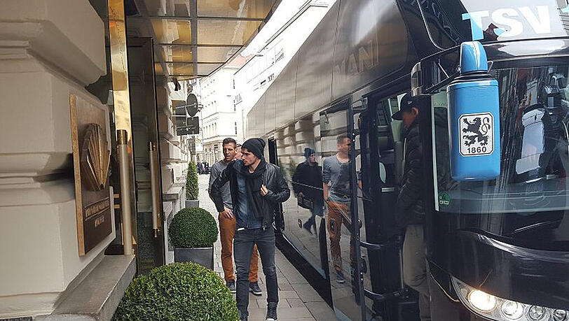 Der Investor lädt zum Mittagessen ein: Am Mittwoch speisten die Löwen um Trainer Benno Möhlmann und Kapitän Christopher Schindler ins Hasan Ismaiks Münchner Stammhotel - dem vornehmen Mandarin Oriental in der Neuturmstraße. Der Investor lädt zum Mittagessen ein: Am Mittwoch speisten die Löwen um Trainer Benno Möhlmann und Kapitän Christopher Schindler ins Hasan Ismaiks Münchner Stammhotel - dem vornehmen Mandarin Oriental in der Neuturmstraße.