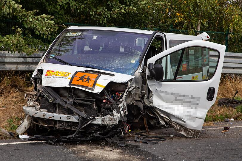 Schlimmer Unfall bei Coburg: Ein Schulbus ist dabei in den Gegenverkehr gerast - fünf Schulkinder wurden dabei schwer verletzt.