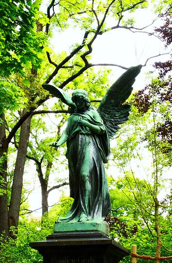 Ein Engel vom alten nördlichen Friedhof am Josephsplatz.