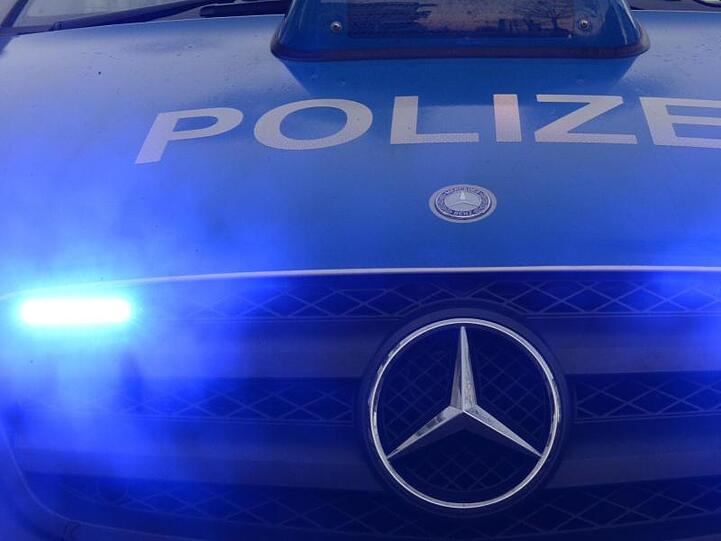 Polizeiwagen mit Blaulicht. Foto: Patrick Seeger/Archivbild