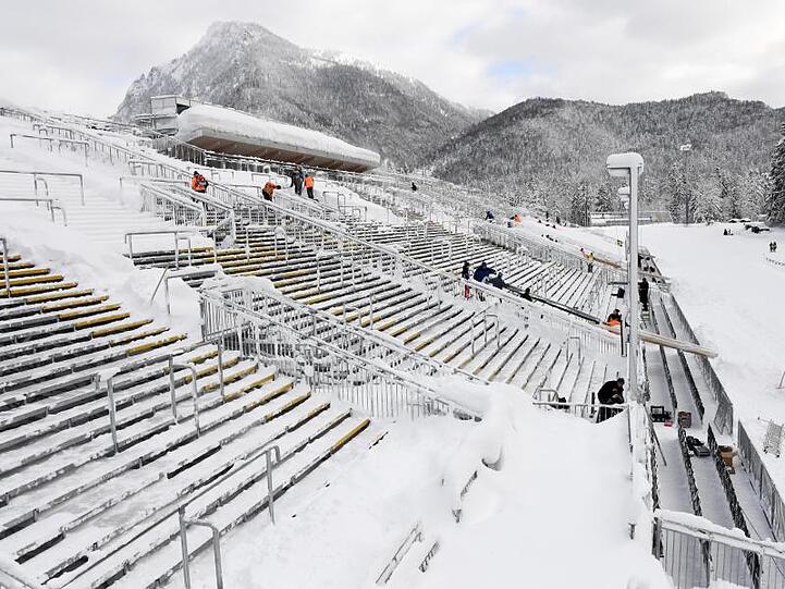 Die verschneite Zuschauertribüne in Ruhpolding. Foto: Tobias Hase