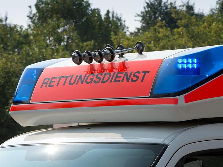 Ein Krankenwagen im Einsatz. Foto: picture alliance/dpa/Symbolbild