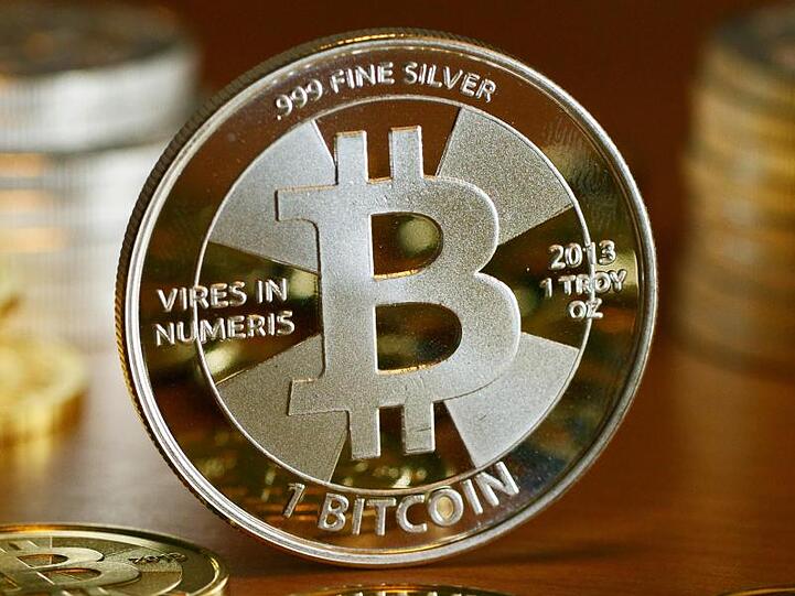 Nicht nur der Bitcoin, auch andere bekannte Kryptowährungen wie Ether, Litecoin oder XRP standen zu Wochenbeginn abermals unter Druck.