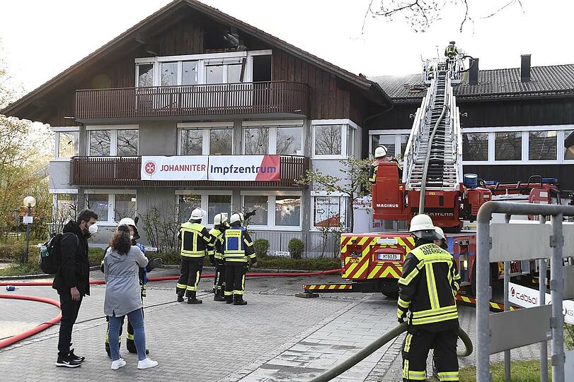 Im Impfzentrum am Kolpingring brannte am frühen Montagmorgen der Dachstuhl.