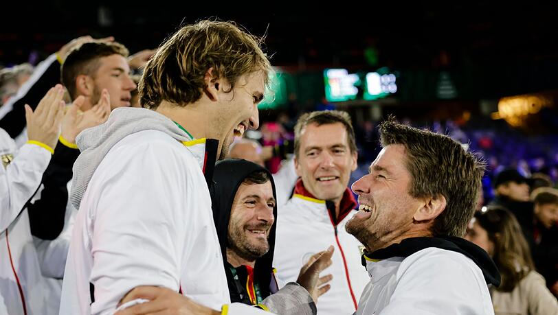 Teamkapitän Michael Kohlmann (r) und Alexander Zverev: Deutschlands Nummer Eins wird dem Team wohl im Finalturnier fehlen.