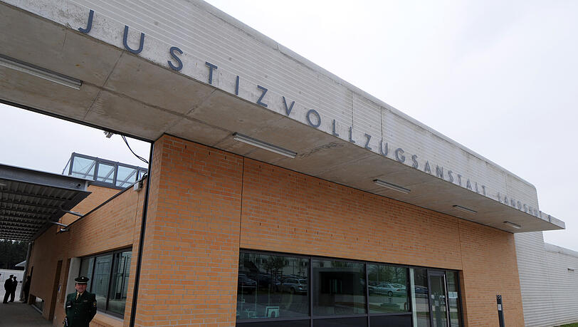 Seine Untersuchungshaft sitzt der 21-Jährige in der Justizvollzugsanstalt Landshut ab. (Archivbild)