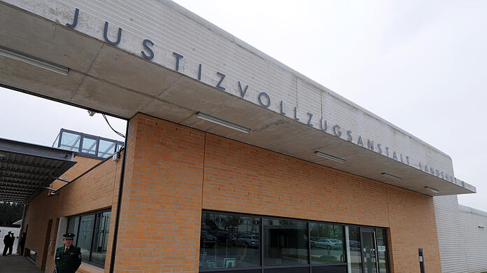Seine Untersuchungshaft sitzt der 21-Jährige in der Justizvollzugsanstalt Landshut ab. (Archivbild)