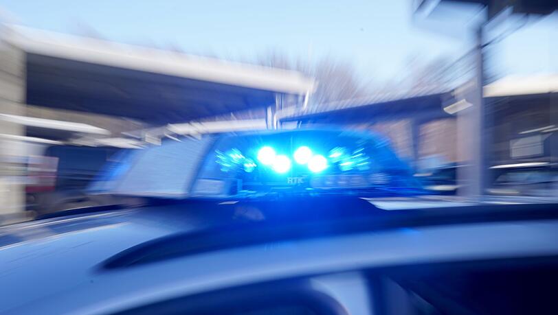 Polizei mit Blaulicht (Symbolfoto).