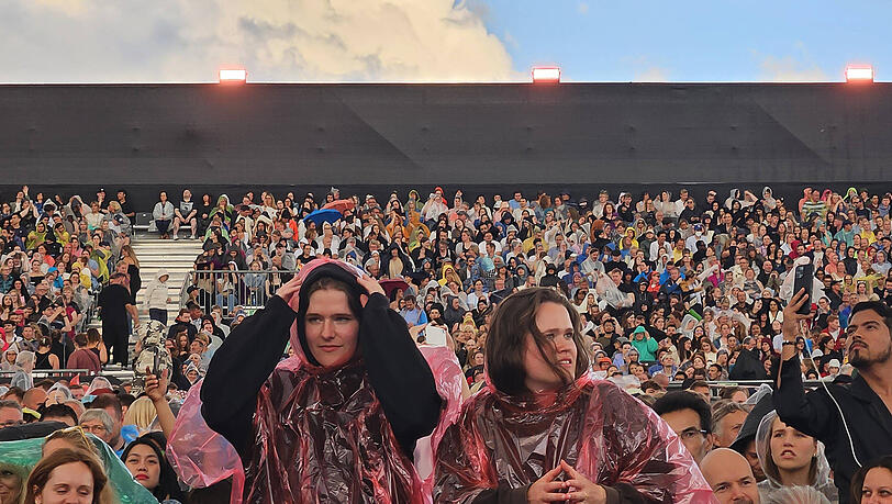 Vor dem Konzert am vergangenen Freitag ging es den Zuschauer nass rein, aber als Adele auf der Bühne stand, fiel kein Tropfen mehr vom Himmel. Vor dem Konzert am vergangenen Freitag ging es den Zuschauer nass rein, aber als Adele auf der Bühne stand, fiel kein Tropfen mehr vom Himmel.