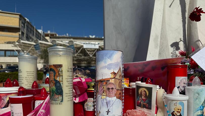 Papst Franziskus erleidet im Krankenhaus wieder einen Rückschlag.