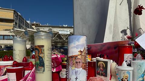 Papst Franziskus erleidet im Krankenhaus wieder einen Rückschlag.