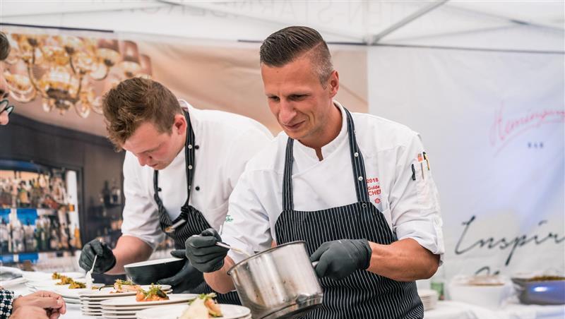 Das Food-Festival im Hotel mit Küchenchef Maximilian Moser (r.) findet am 26. Juli statt. Das Food-Festival im Hotel mit Küchenchef Maximilian Moser (r.) findet am 26. Juli statt.