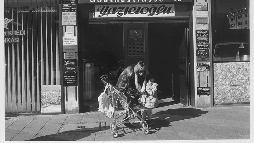 Eine Stra&szlig;enszene aus der Goethestra&szlig;e von 1989. Damals war das Viertel noch haupts&auml;chlich t&uuml;rkisch gepr&auml;gt.