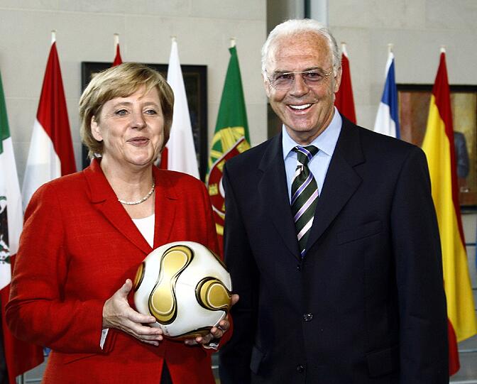 Seite an Seite nicht nur im WM-Sommer 2006? Bundeskanzlerin Angela Merkel und Franz Beckenbauer.