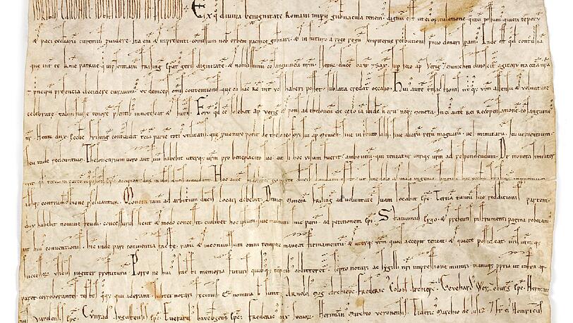 Das größte Archiv: Es ist das größte Urkunden- und Akten-Archiv in ganz München: 50 Regalkilometer aus 1200 Jahren Geschichte (im Foto: die „Gründungsurkunde“ Münchens von 1158). Archivare zeigen, wie man in diesem Wust an Informationen genau das Dokument findet, das man sucht. Vor allem wenn man bedenkt, dass jedes Jahr hunderte Meter Dokumente dazukommen. Die Experten geben Hilfe beim Entziffern alter Handschriften, die Besucher aus Privatquellen von zuhause mitbringen. Wer also alte Dokumente auf dem Speicher findet
– nur her damit! Hauptstaatsarchiv, Schönfeldstr. 5-11, Eintritt frei, 10 bis 17 Uhr Das größte Archiv: Es ist das größte Urkunden- und Akten-Archiv in ganz München: 50 Regalkilometer aus 1200 Jahren Geschichte (im Foto: die „Gründungsurkunde“ Münchens von 1158). Archivare zeigen, wie man in diesem Wust an Informationen genau das Dokument findet, das man sucht. Vor allem wenn man bedenkt, dass jedes Jahr hunderte Meter Dokumente dazukommen. Die Experten geben Hilfe beim Entziffern alter Handschriften, die Besucher aus Privatquellen von zuhause mitbringen. Wer also alte Dokumente auf dem Speicher findet
– nur her damit! Hauptstaatsarchiv, Schönfeldstr. 5-11, Eintritt frei, 10 bis 17 Uhr