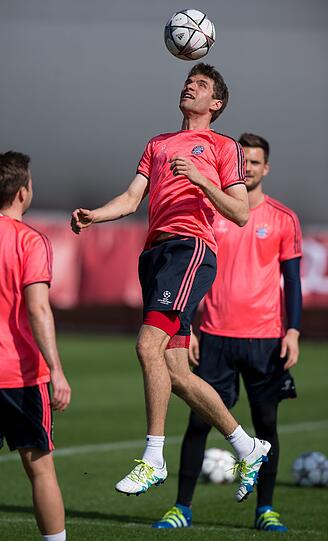 Am Dienstag müssen die Bayern im Viertelfinal-Hinspiel der Champions League gegen Benfica Lissabon ran. Die Bilder vom Bayern-Abschlusstraining an der Säbener Straße.