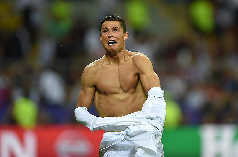 Es geht auch ohne: Cristiano Ronaldo jubelt und zeuigt seinen garantiert tattoo-freien Oberkörper.