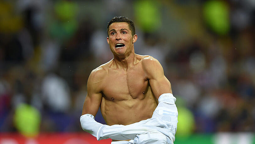 Es geht auch ohne: Cristiano Ronaldo jubelt und zeuigt seinen garantiert tattoo-freien Oberkörper. Es geht auch ohne: Cristiano Ronaldo jubelt und zeuigt seinen garantiert tattoo-freien Oberkörper.
