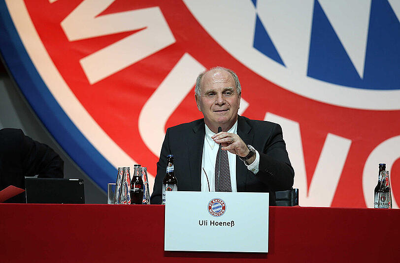 Der frisch gewählte Präsident Uli Hoeneß übernimmt die Versammlungsleitung.